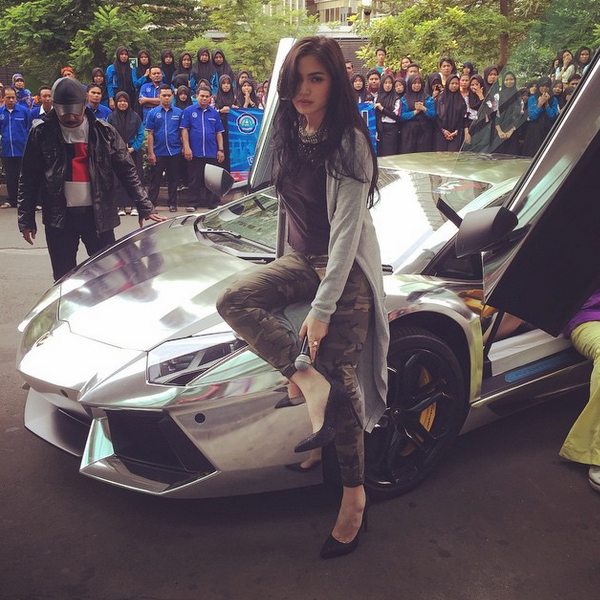  Jessica Iskandar Numpang Pose di Depan Mobil Mahal Roro 