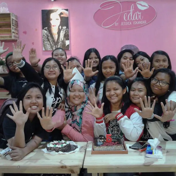 Stan bazaar Jedar dipenuhi oleh para fansnya/©Official Instagram Jessica Iskandar