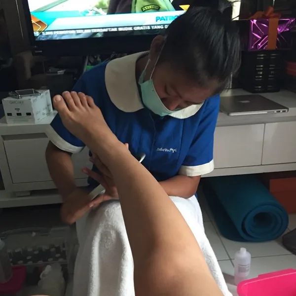 Jedar lakukan pedicure di rumah sambil jaga anak/©instagram.com/jedarcantik