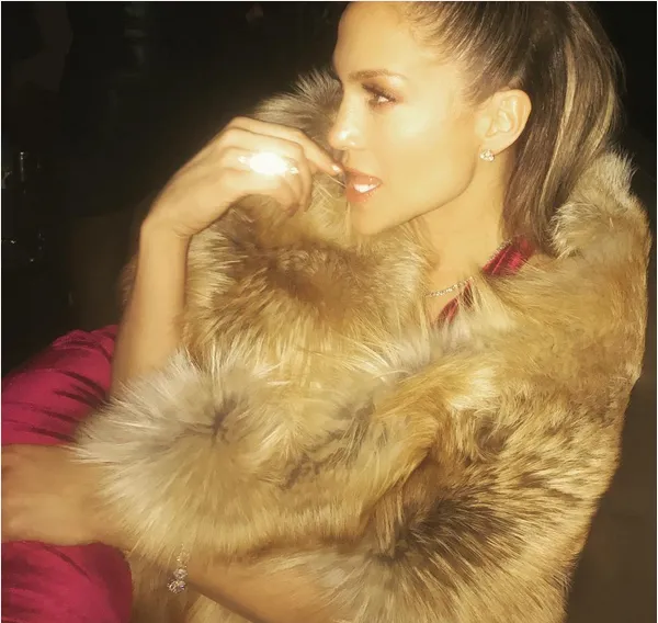 Perhiasan yang dipakai JLo diduga hadiah dari Drake/instagram.com/jlo
