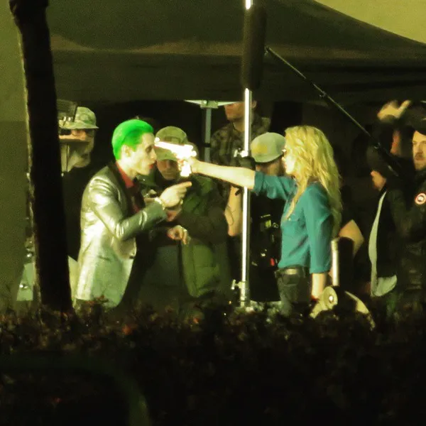 Joker ditodong pistol di foto yang diduga bocor dari set SUICIDE SQUAD/©instagram.com/jonencar