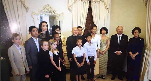 Jolie mengajak 6 anaknya untuk hadiri premier FTKMF di Kamboja/instagram.com/joliepittsquad27/