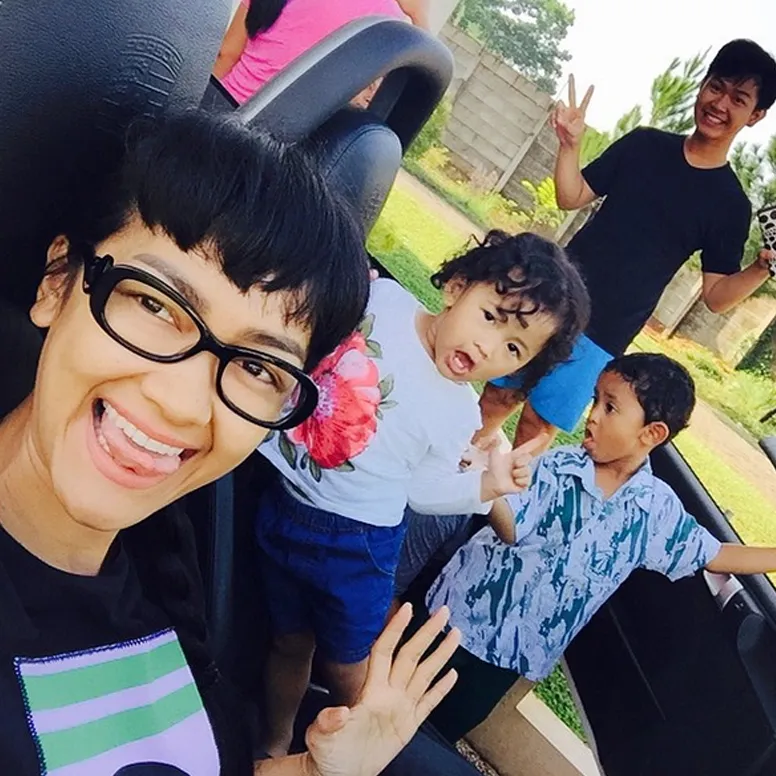Jupe mengantarkan dua keponakannya pergi ke sekolah/©instagram.com/juliaperezz