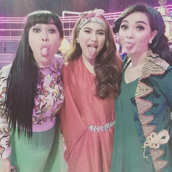 Jupe, Ayu dan Zaskia kirim foto untuk tampar Farhat Abbas/©Official Instagram Julia Perez