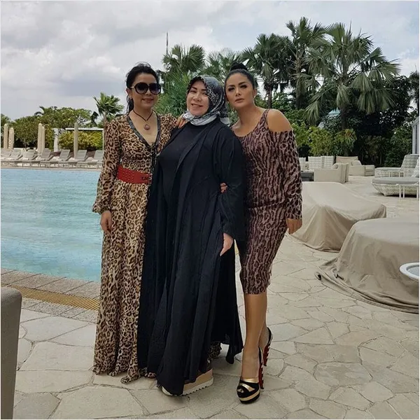 Melly diapit oleh duo macan, Mayangsari dan KD/©instagram.com/melly_goeslaw