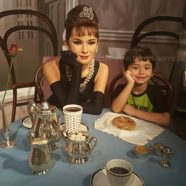 Kenzou Lewis ngeteh cantik bareng Audrey Hepburn/©Official Instagram Tamara Bleszynski