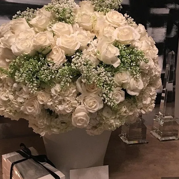 Hari berat Kris Jenner berakhir karena sebuket mawar putih ini/©dailymail.co.uk