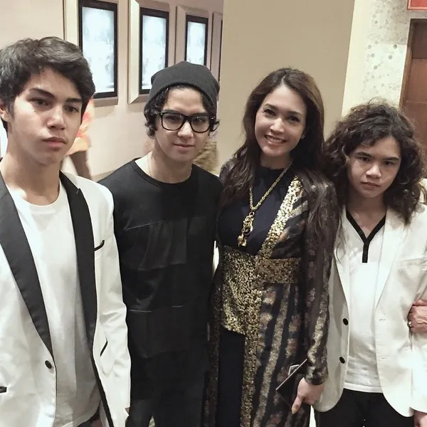 Maia Estianty bersama 3 putranya hadiri press screening film TJOKRO/©instagram.com/maiaestiantyreal