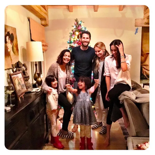 2 minggu sebelum ke Inggris, Meghan sempat menghias pohon Natal bersama orang terdekatnya/©instagram.com/meghanmarkle