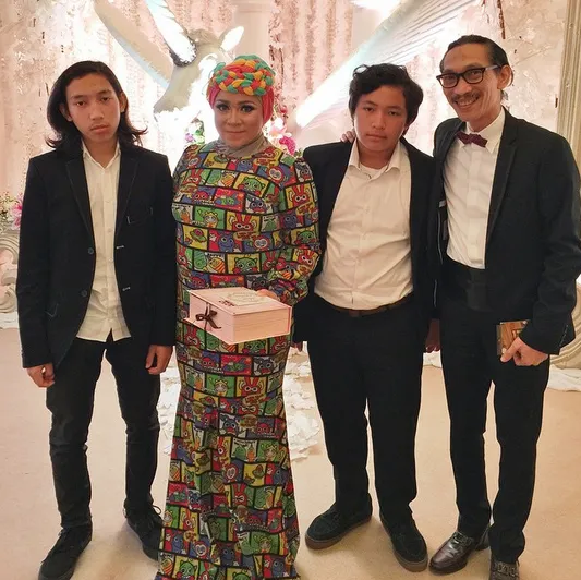 Melly Goeslaw datang bersama 3 jagoannya/instagram.com/mellygoeslaw