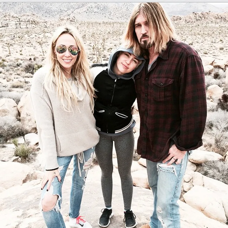 Miley Cyrus dan kedua orangtuanya/©instagram.com/mileycyrus