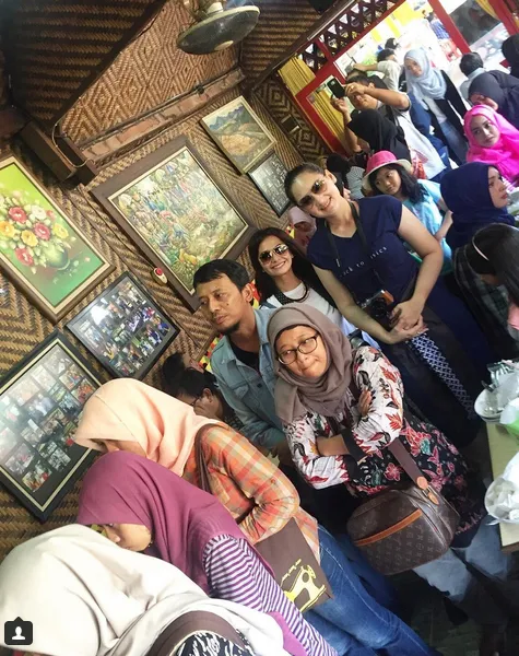 Mona harus mengantri selama 1 jam untuk bisa makan bakso di Malang/©instagram.com/monaratuliu