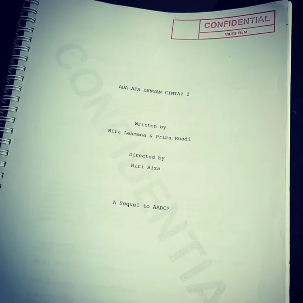 Deg-degan, Dian Sastro histeris saat akan buka cover naskah AADC 2/©Official Instagram Dian Sastro