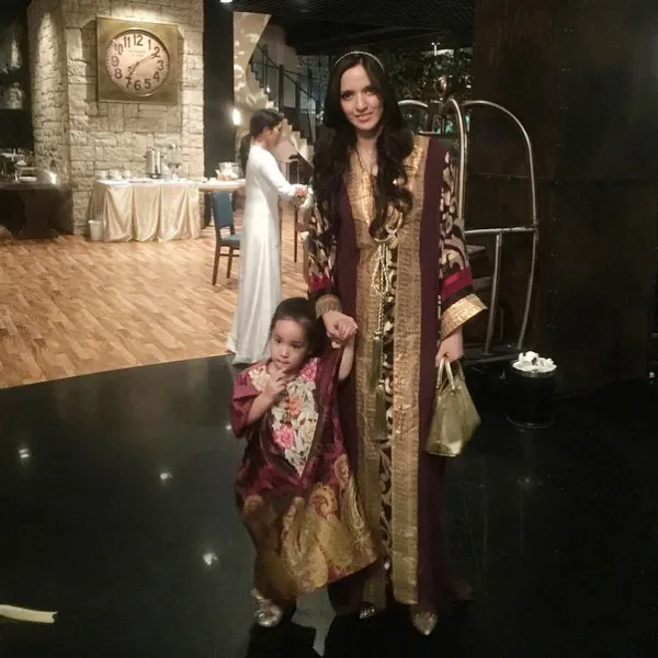 Nia Ramadhani saat berbuka puasa dan kembaran kaftan dengan Mikhayla/©Official Instagram Nia Ramadhani