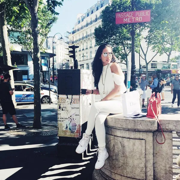 Pose cantik Pevita di jalanan kota Paris yang menuai konflik/©Official Instagram Pevita Pearce