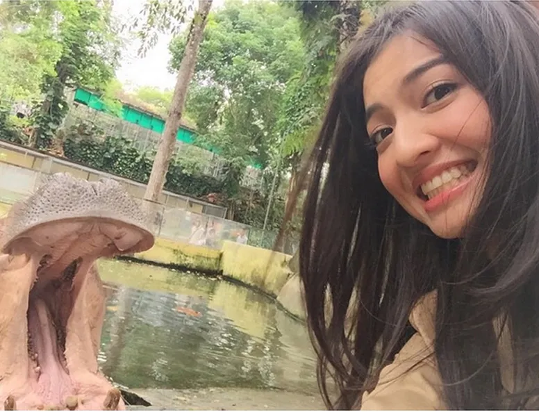 Raline nekat mendekati kuda nil yang sedang mangap!/©instagram.com/raline_shah