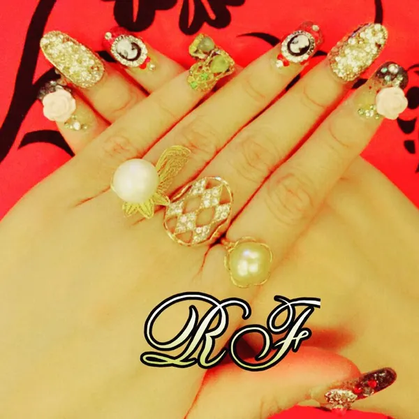 Roro pamer nail art bertahtakan Swarovski/©Official Instagram Roro Fitria