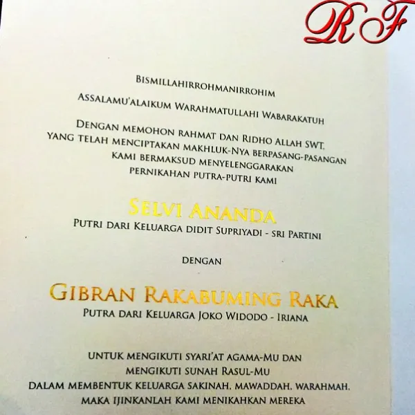 Roro Fitria tunjukkan undangan Nikahan Gibran-Selvi/©instagram.com/roro.fitria1987