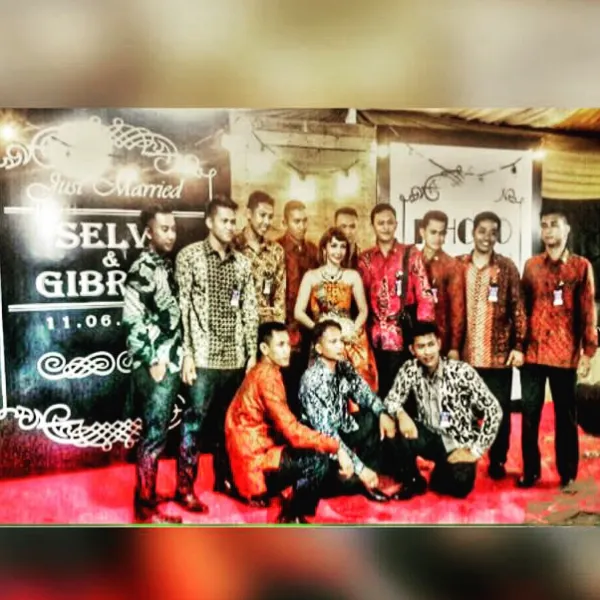 Roro Fitria diminta foto bareng oleh Paspampres di Malam Midodareni Gibran-Selvi/©instagram.com/roro.fitria1987