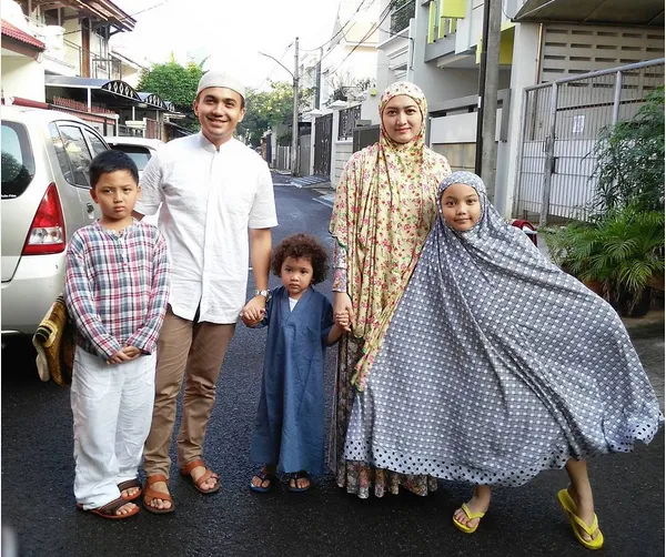 Segera cerai, Sahrul & Indri kompak  salat Ied bareng/©instagram.com/sahrulgunawan