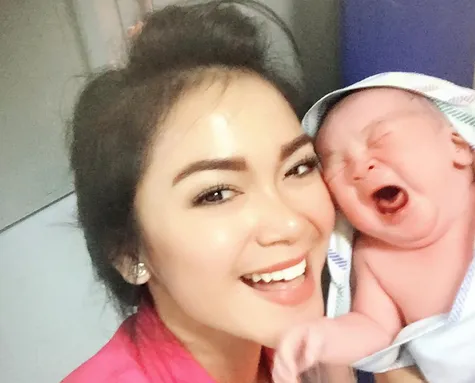 Sheza Idris makin jago gendong bayi/©instagram.com/shezaidris