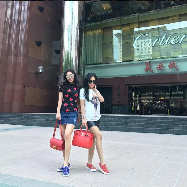 Syahrini kembaran sepatu dan tas mewah bareng Nina Kaginda/©instagram.com/princessyahrini