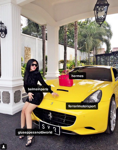 FOTO: Syahrini Pose Manja Ala Kim K di Depan Mobil 