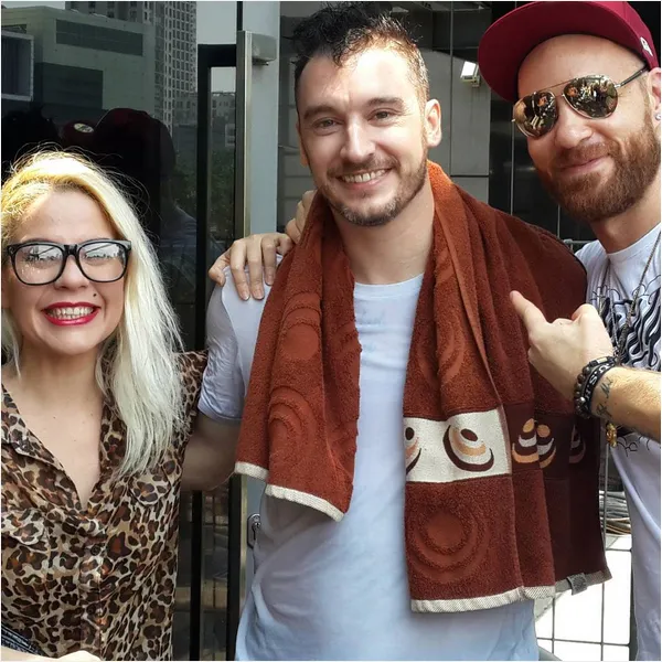 Jono setelah menjalani pembaptisan ditemani Tyson Lynch dan Jennifer Lepas/©instagram.com/tlballer