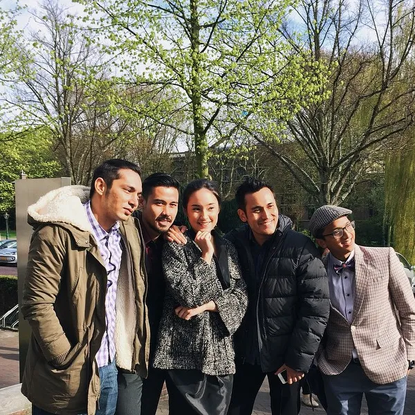 Tatjana bersama cast film NVO saat sedang syuting di Leiden/©Official Instagram Tatjana Saphira