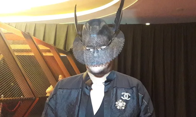 Ivan memberikan apresiasi terhadap rekan sesama designer, Rinaldy. (Credit: KapanLagi.com)