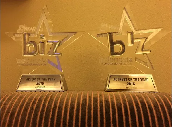 Vino G Bastian raih penghargaan bareng istri/©instagram.com/_vinogbastian_