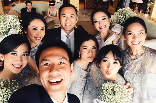 Daniel wefie bareng bestman dan bridesmaid/instagram.com/explore/tags/harveysandrawedding/