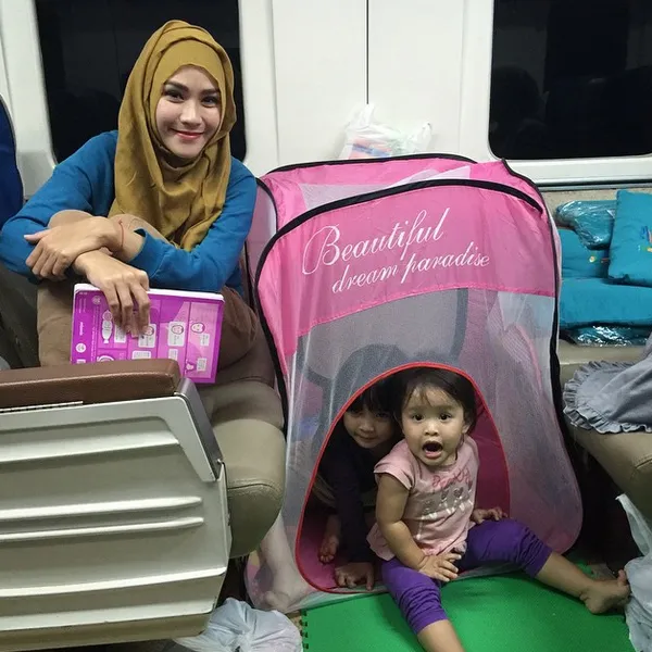 Zaskia rela buka tenda di kereta demi anak-anaknya/©instagram.com/zaskiaadyamecca