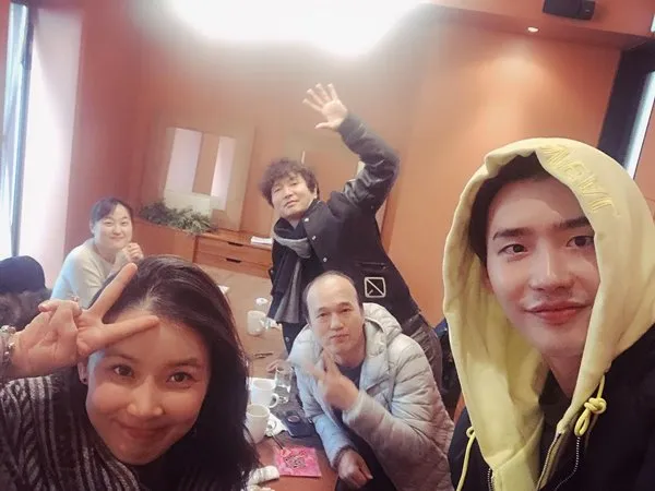 Lee Bo Young, Lee Jong Suk dkk © instagram.com/jongsuk0206