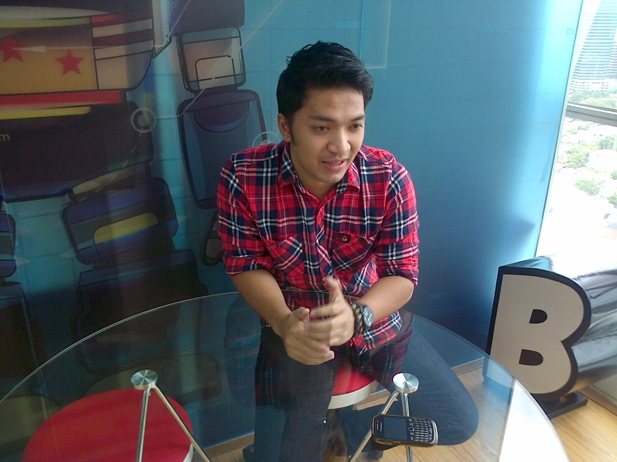 Ihsan Taroreh saat diwawancara di Kantor KapanLagi.com® (dok. Kania Ramalda)