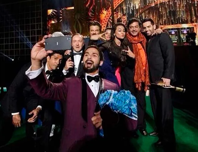 Shahid Kapoor selfie rombongan. @santabanta.com
