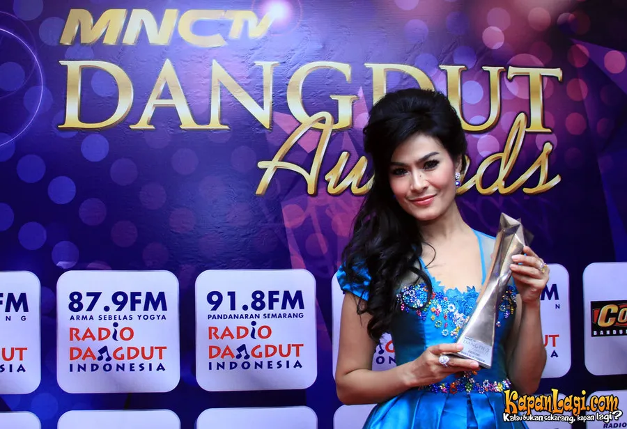 Iis Dahlia turut membantu penampilan Shena.