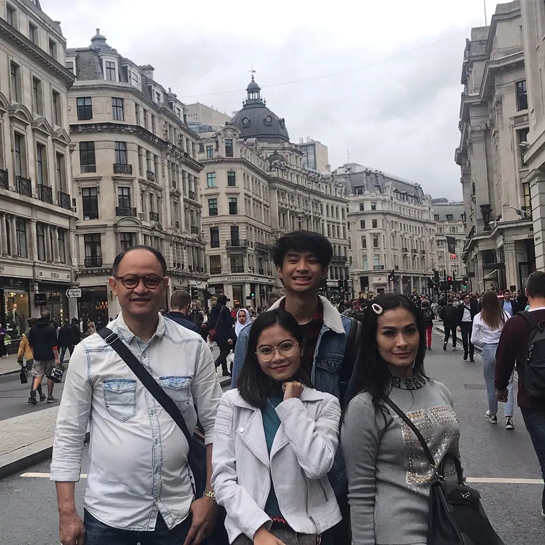 Iis Dahlia di London ©instagram.com/iisdahlia