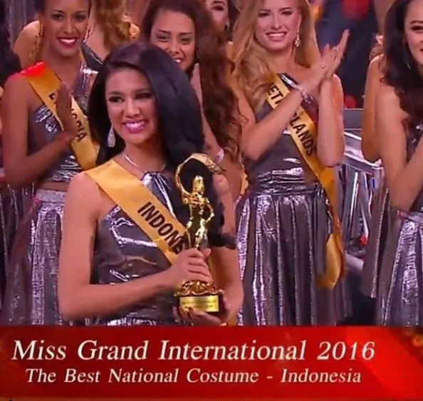 Ariska menang piala kostum nasional terbaik di Miss Grand International 2016 ©instagram/officialputeriindonesia