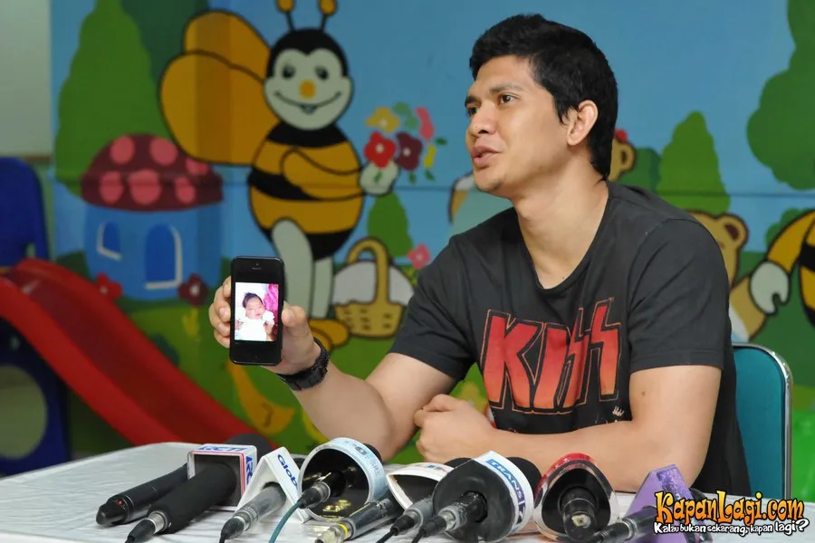 Iko Uwais saat memamerkan foto putrinya @KapanLagi.com