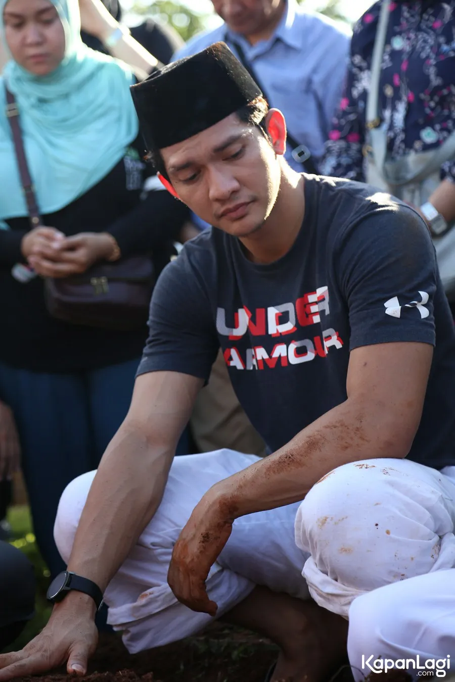 Iko Uwais belum mau diwawancara karena masih berduka. ŠKapanLagi.com/Agus Apriyanto