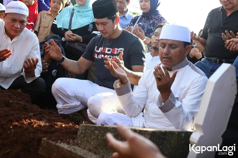 Iko Uwais di pemakaman ayahnya. ŠKapanLagi.com/Agus Apriyanto