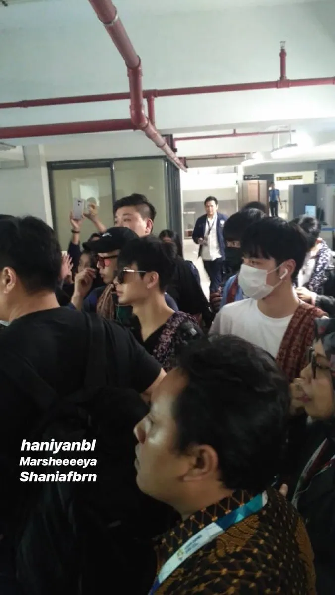 iKON tiba di bandara Soekarno Hatta © via Twitter/jukgetdda