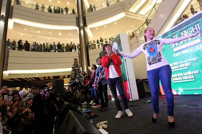 Rossa ikutan perform di acara D'MASIV (credit: Kapanlagi.com/Sahal Fadhli)