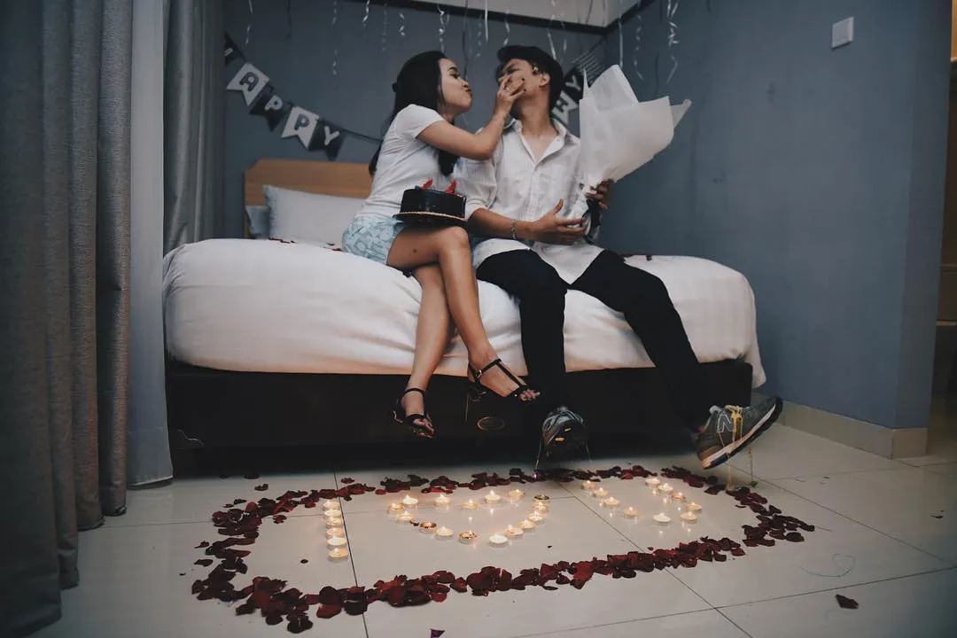 Setelah menikah, Ilham mengaku belum dapat kado dari personel SMASH lainnya. © Instagram/ilhamfauzie