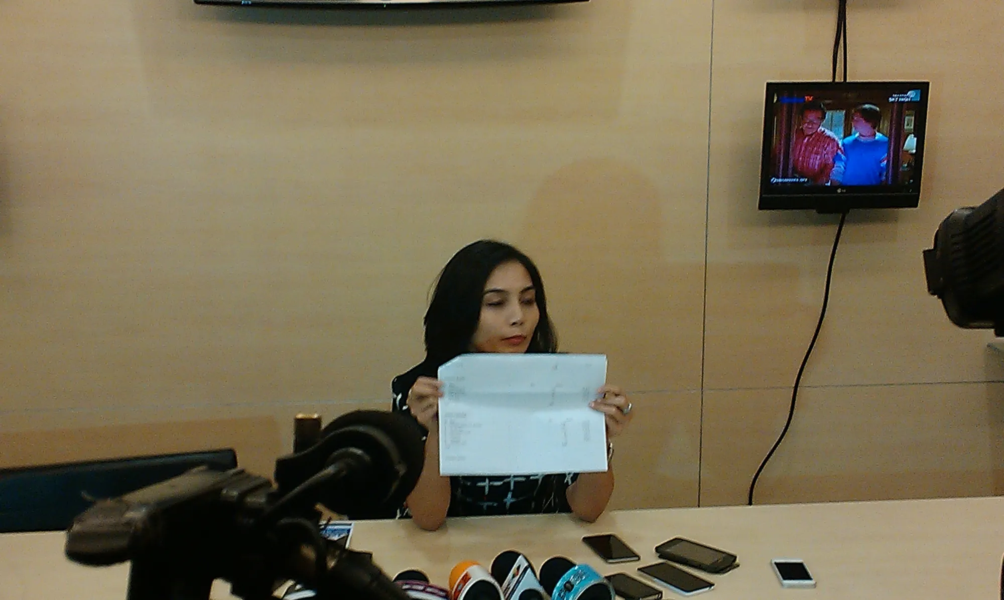 Dini Putri menunjukkan bukti perolehan sms yang menyatakan Angel Pieters sebagai pemenang ©KapanLagi.com®/Abbas