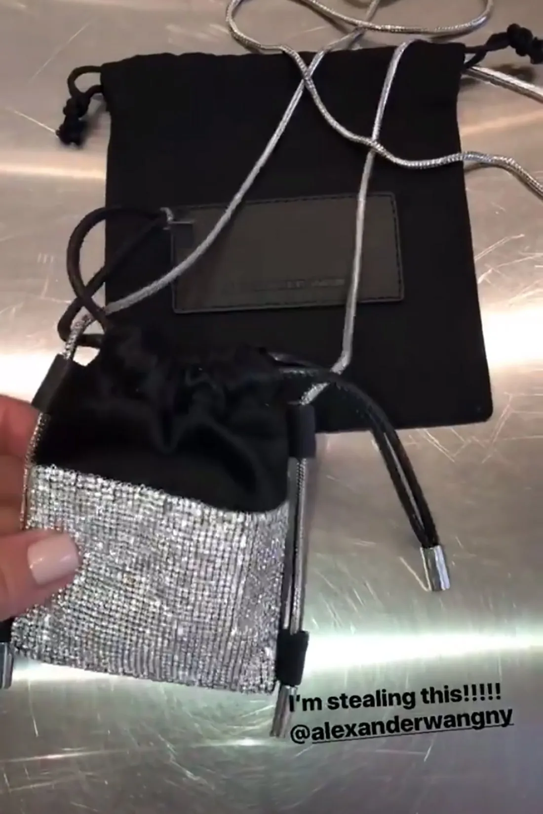 Tak hanya satu, Alexander Wang mengirim dua tas. ? Instagram.com/kimkardashian