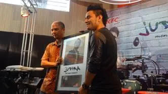 Judika saat meraih penghargaan Multi Platinum dari Sony Music