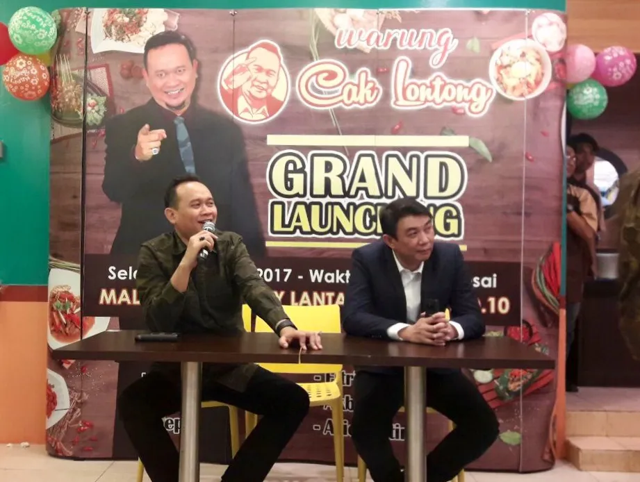 Cak Lontong membuka warung. ©KapanLagi.com/Sahal Fadli