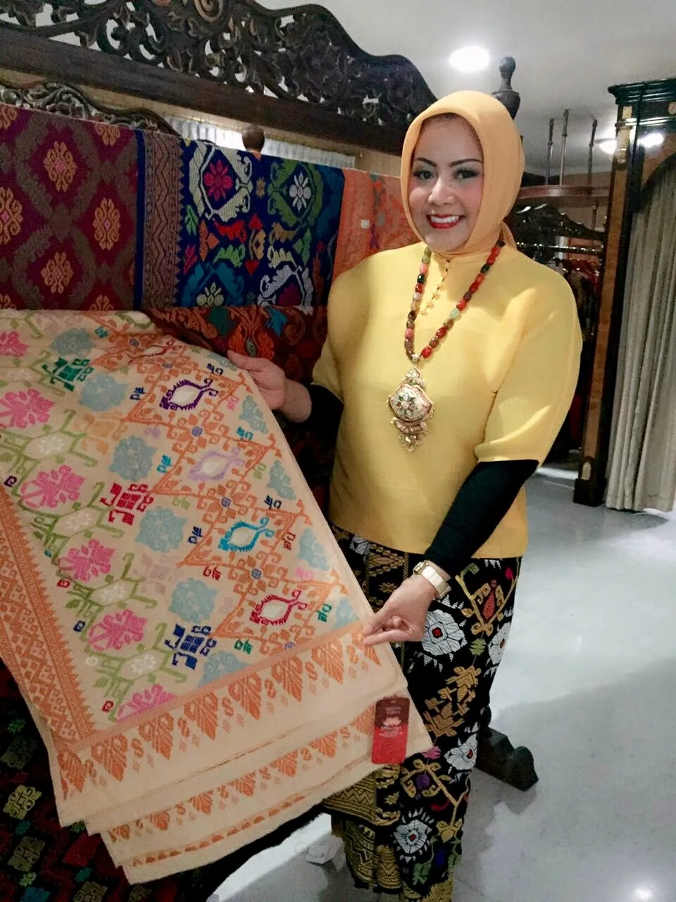 Anna ingin populerkan kain songket © KapanLagi.com®/Sahal Fadli